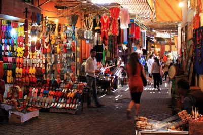 Souk in Marrakesch (Barbaragin)  [flickr.com]  CC BY-SA 
Información sobre la licencia en 'Verificación de las fuentes de la imagen'